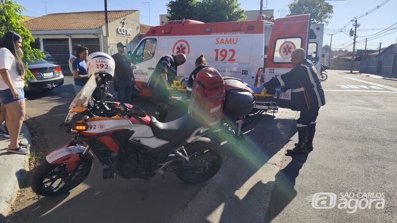 Colisão entre carro e moto deixa jovem ferido no Jardim Munique - Crédito: Maycon Maximino