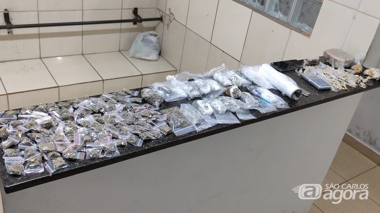 Força Tática estoura "casa bomba" no CDHU e prende casal por tráfico de drogas - Crédito: Maycon Maximino