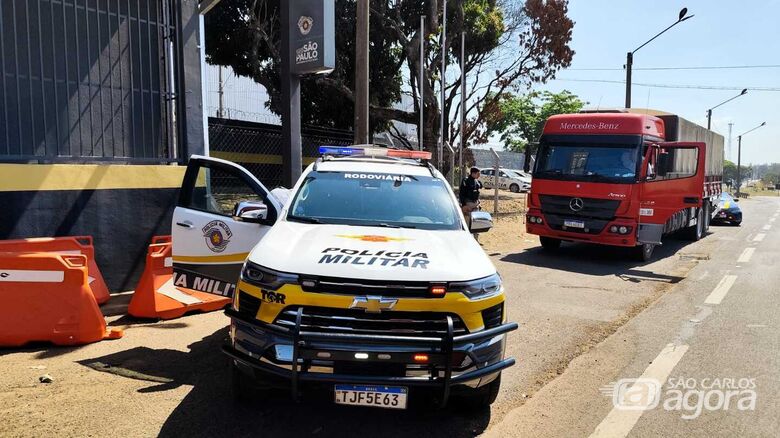 Caminhoneiro é detido com cocaína em fundo falso na Washington Luís - Crédito: Maycon Maximino