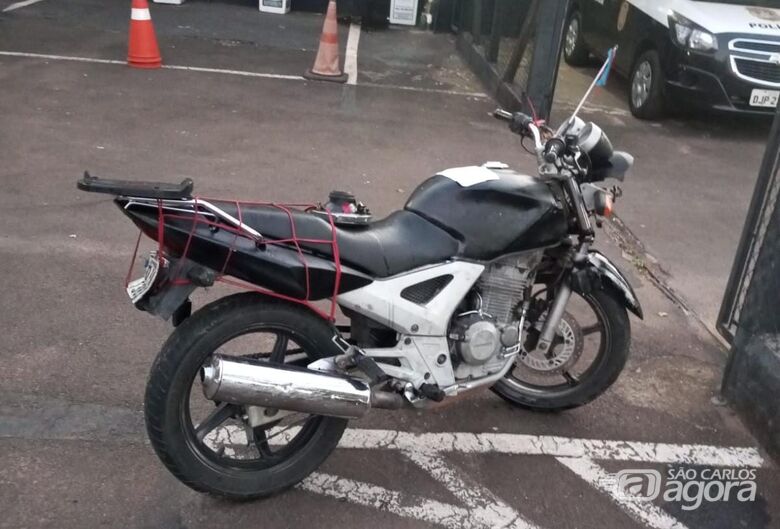 PM recupera motocicleta furtada após perseguição em São Carlos - Crédito: Maycon Maximino