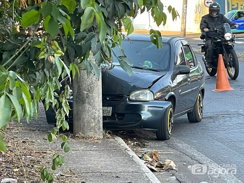 Carro colide contra poste em alça de acesso da Washington Luís  - 