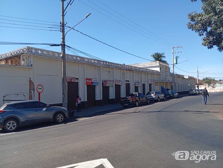 O conjunto de imóveis que antes fazia parte da antiga rodoviária de São Carlos: várias placas anunciam que eles estão para alugar há anos - Crédito: SCA