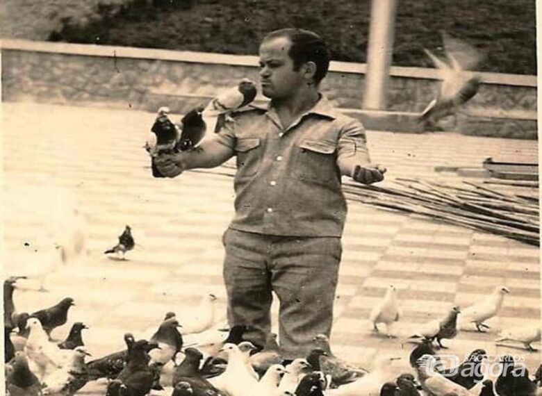 O anão Bemvindo: Ele foi um "regente" do ritual das pombas, que tornou a Praça Coronel Salles um ponto turístico e de encontro da cidade - Crédito: divulgação