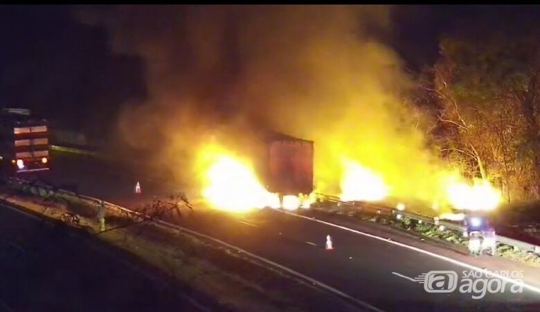 Carreta carregada com laranja pega fogo na SP-225 - Crédito: CCI Artesp
