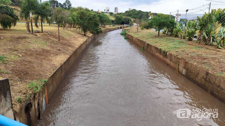 Situação do córrego na região do Cristo na tarde desta segunda-feira - Crédito: Maycon Maximino