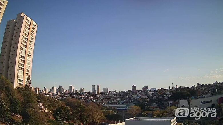 Segunda-feira começou sem nuvens no céu - 