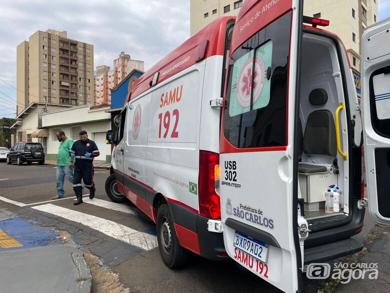 Colisão entre carro e moto é registrada na Rua Episcopal em São Carlos - Crédito: Lourival Izaque 