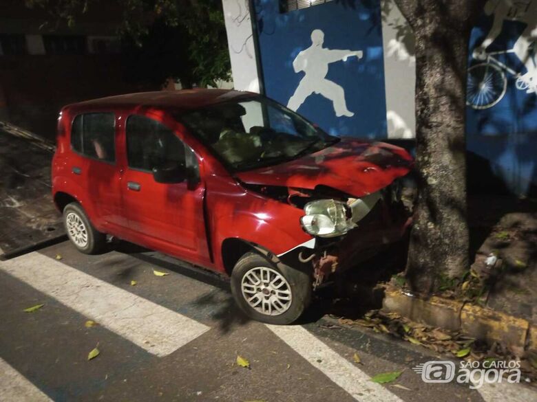Acidente entre dois veículos é registrado na área central de São Carlos na madrugada deste domingo - Crédito: Gabriel Henrique 
