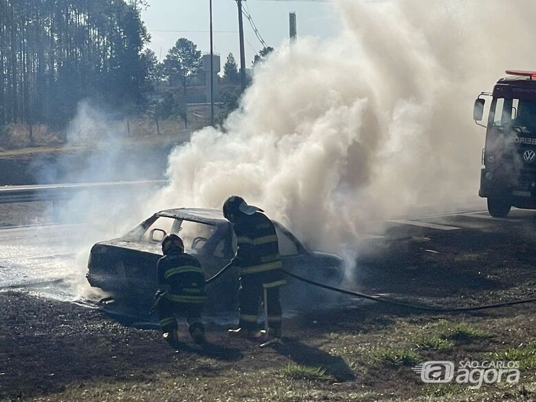 Incêndio em veículo mobiliza bombeiros na rodovia Washington Luís - Crédito: Lourival Izaque 