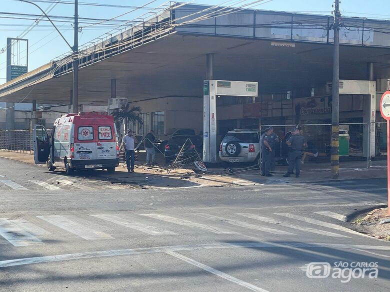 Duas pessoas ficam feridas após colisão entre dois carros no Centro  - Crédito: Lourival Izaque 