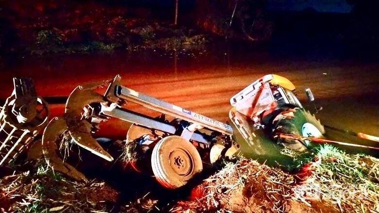 Homem de 53 anos morre afogado após trator cair em represa  - Crédito: divulgação/Corpo de Bombeiros 