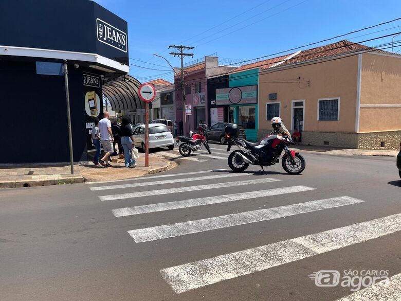 Motoboy fica ferido em colisão no centro de São Carlos - Crédito: Lourival Izaque