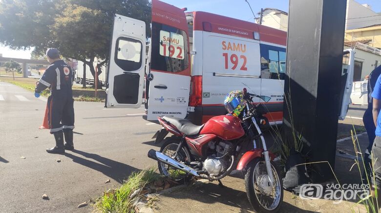 Colisão entre carro e moto deixa jovem ferido em São Carlos - Crédito: Maycon Maximino