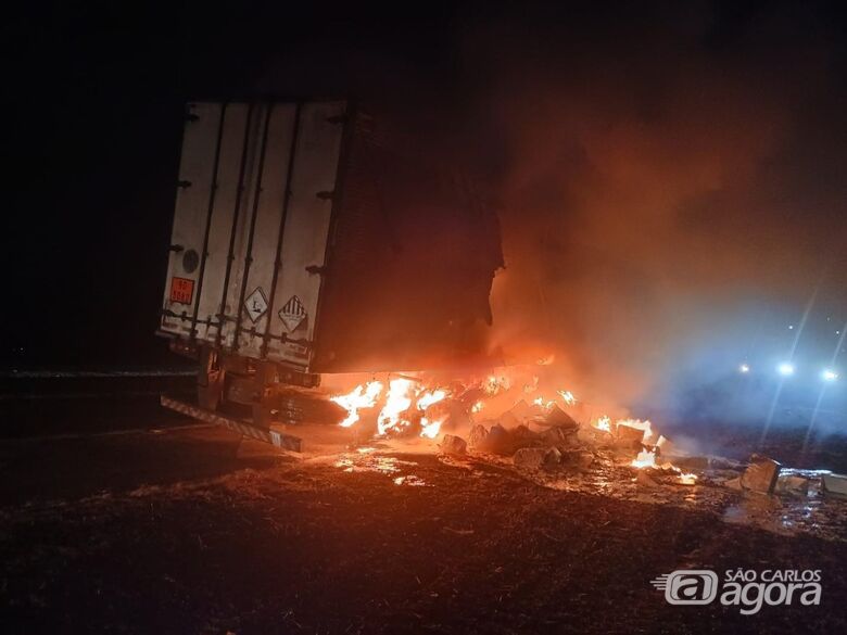 Carreta com agrotóxicos pega fogo e causa interdição parcial na SP-330 - Crédito: CCI Artesp