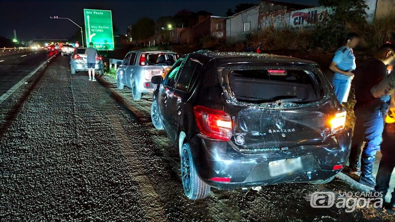 Engavetamento com ônibus deixa uma pessoa ferida na SP-310 em São Carlos - Crédito: Maycon Maximino