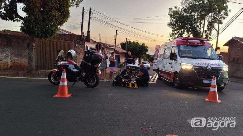 Jovem de 19 anos fica ferido em colisão entre carro e moto no São Carlos III - Crédito: Maycon Maximino 