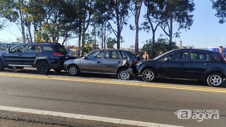Engavetamento com cinco veículos é registrado na SP-215, em São Carlos - Crédito: Maycon Maximino