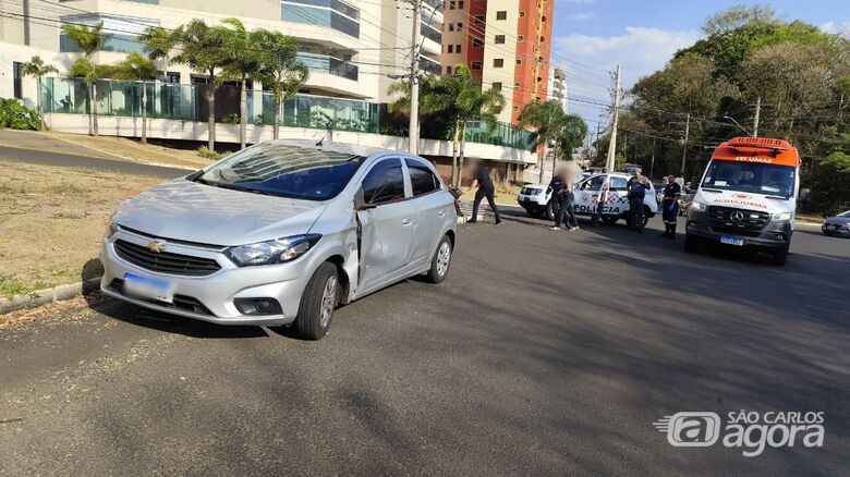 Jovem fica ferido após batida entre carro e moto na região do Iguatemi - Crédito: Maycon Maximino
