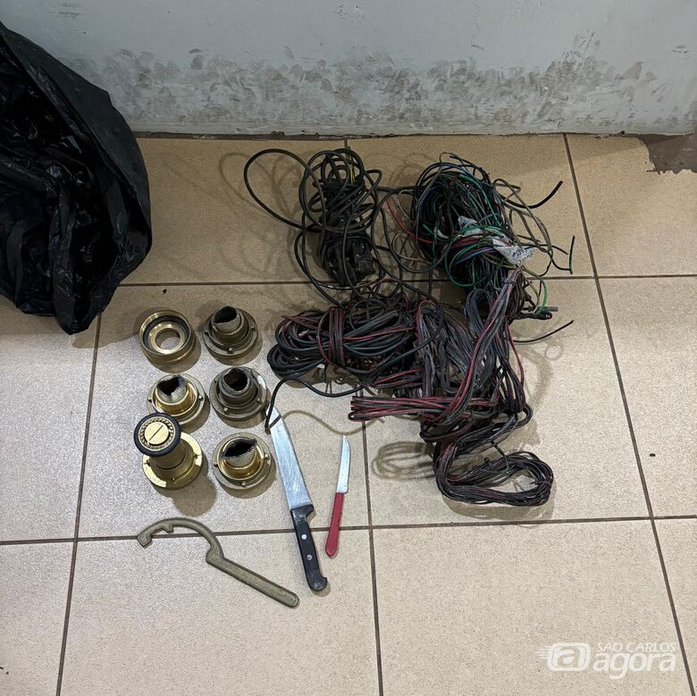 Casal é detido pela GM com objetos retirados de imóvel incendiado  - 