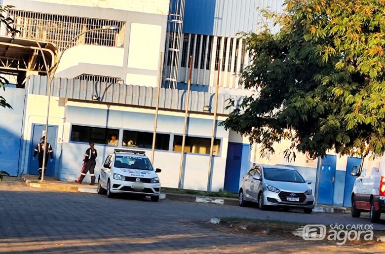 Viatura da PM defronte a Fundação Casa - 