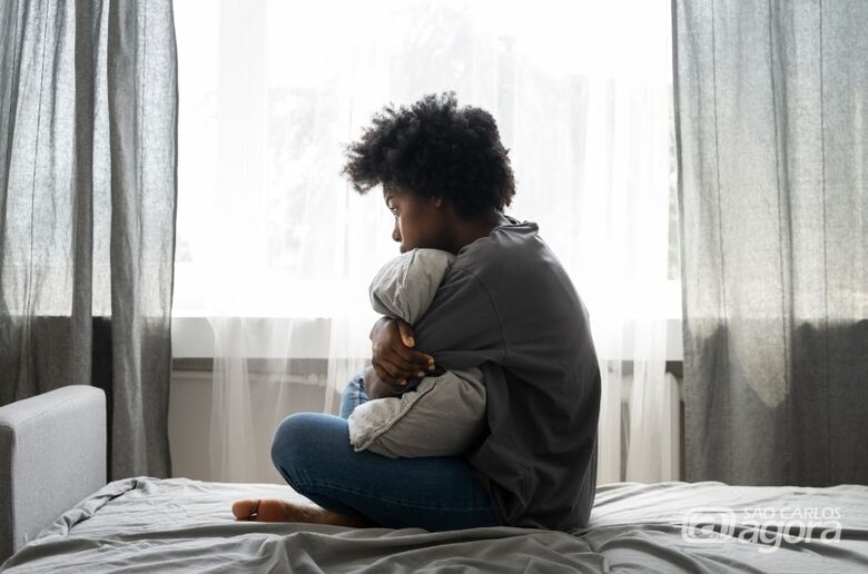 Setembro Amarelo nos lembra que compartilhar sentimentos e buscar apoio é um passo importante contra a solidão - Crédito: Freepik