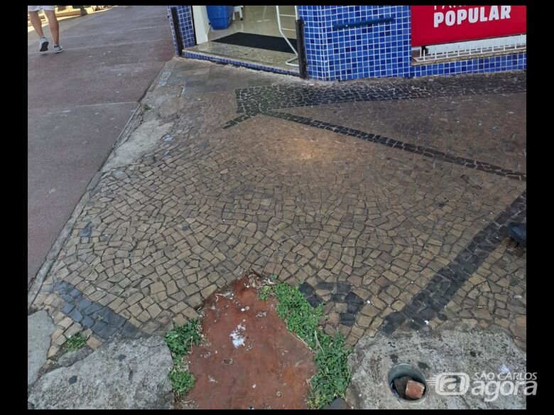 Mulher fratura o braço após cair em buraco no Centro - 