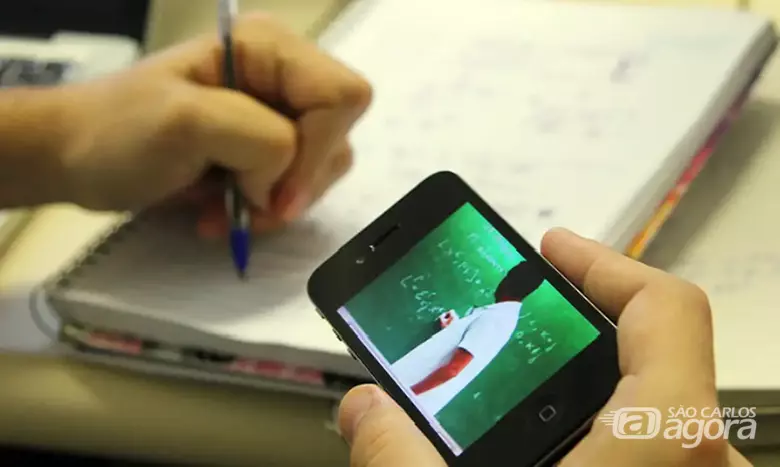 Aluno segura celular - Crédito:  Divulgação/MCTIC