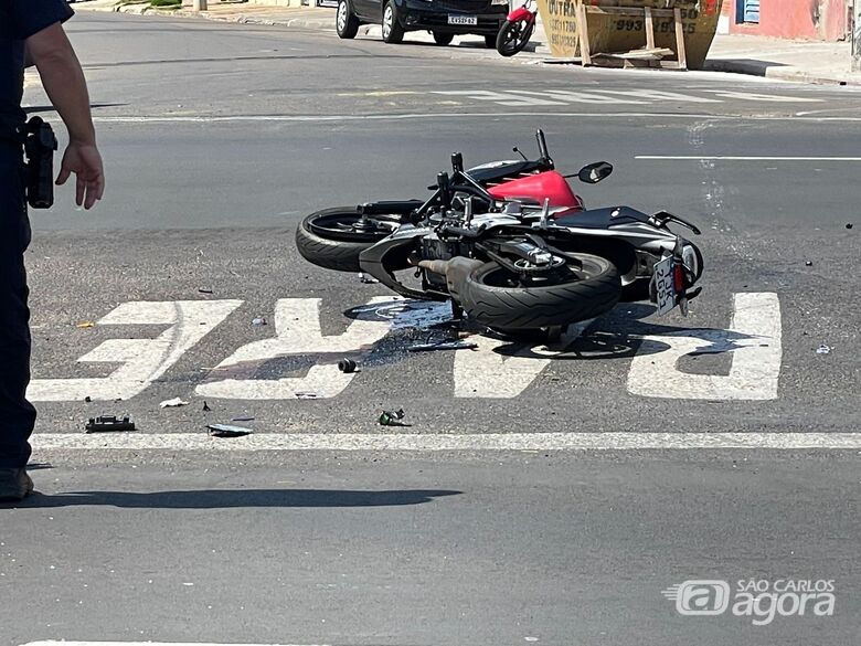 Colisão entre carro e moto deixa duas pessoas feridas na  Bruno Ruggiero - Crédito: Lourival Izaque 