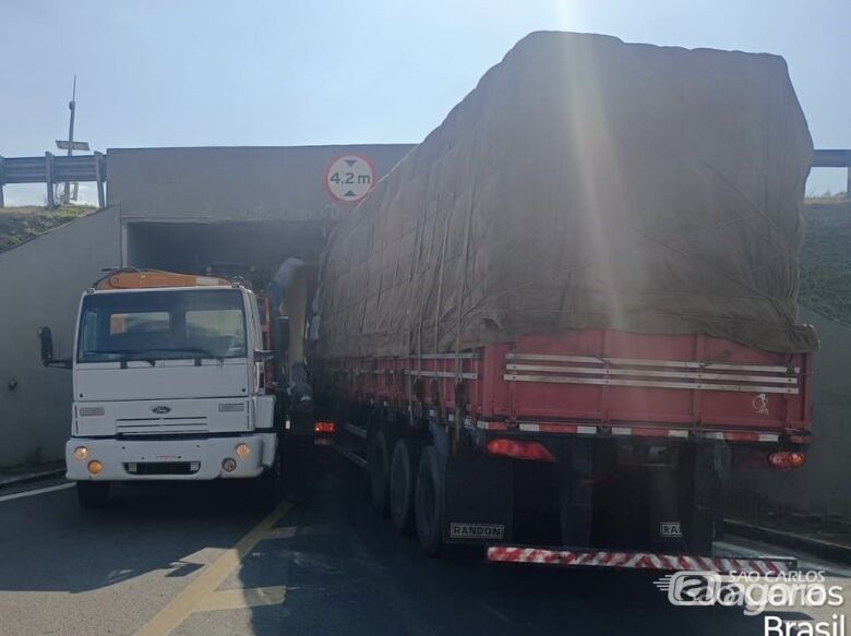 Carreta carregada de algodão atinge viaduto e causa interdição na Washington Luís, em São Carlos
 - Crédito: CCI Artesp