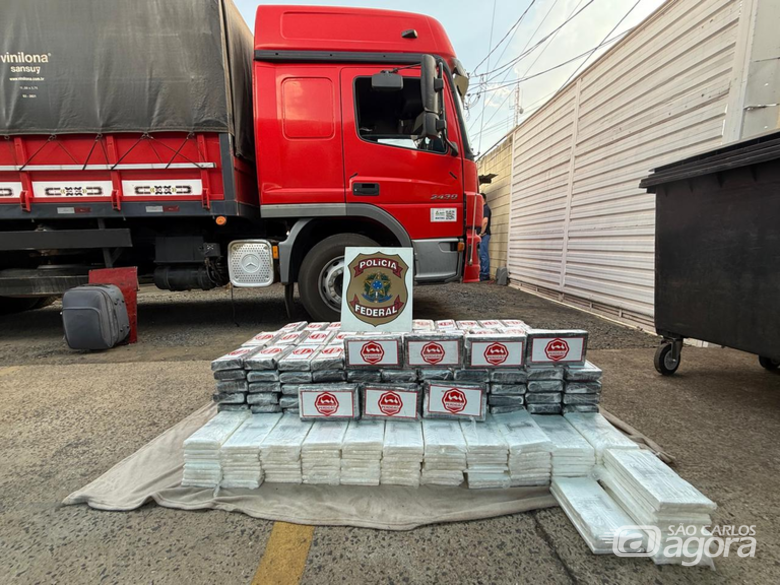 Caminhoneiro é flagrado transportando 400 kg de cocaína na Washington Luís, em São Carlos  - Crédito: Divulgação/PF