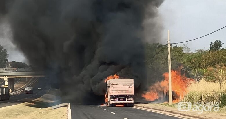  Caminhão é destruído por incêndio na Washington Luís  - Crédito: CCI ARTESP