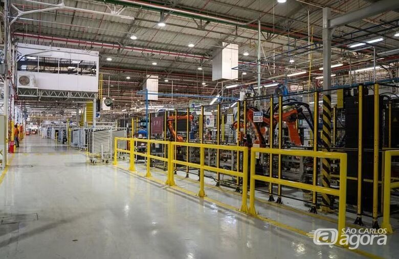 Linha de produção da Electrolux de São Carlos. A empresa iniciou diálogo com o Sindicato para a implementação de um Plano de Demissão Voluntária, que teve a adesão de 60 trabalhadores. - Crédito: Divulgação 