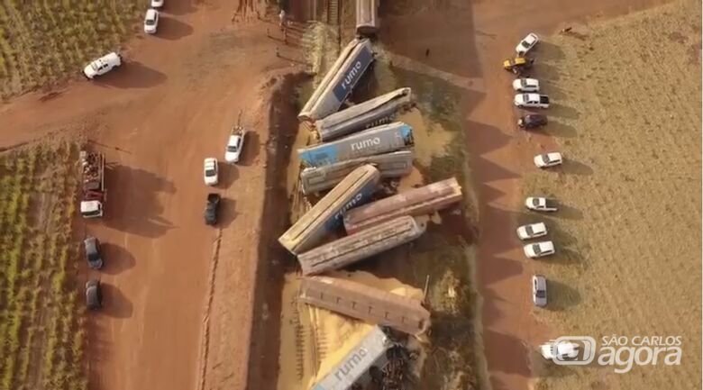 Trem colide com caminhão de cana; 15 vagões descarrilam - Crédito: Flavio Fernandes 