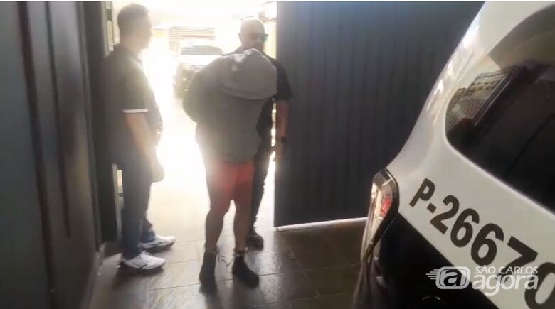 Momento em que acusado deixa a delegacia  - Crédito: SCA