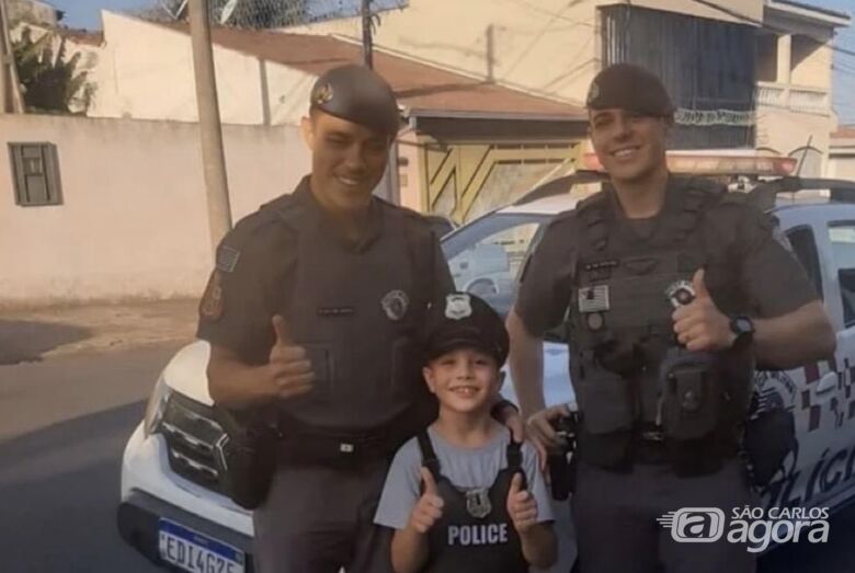 Policiais militares participam do aniversário do pequeno Felipe, admirador da instituição  - Crédito: Divulgação 
