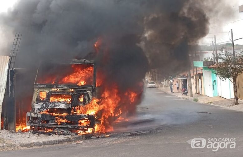 Caminhão em chamas  - Crédito: Maycon Maximino