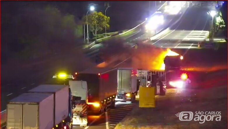 Incêndio em carreta interdita parcialmente a Washington Luís - Crédito: CCI Artesp