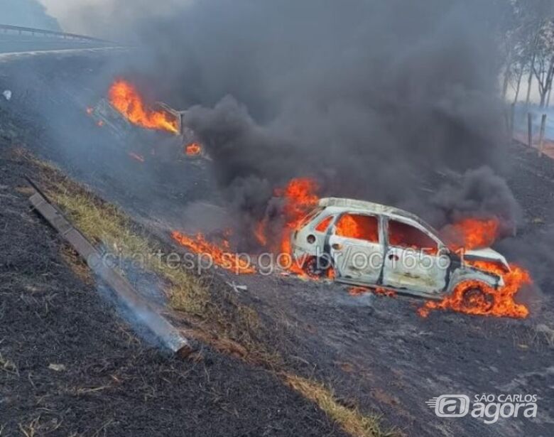 Acidente grave na SP-300 deixa dois mortos carbonizados e três feridos - Crédito: CCI ARTESP