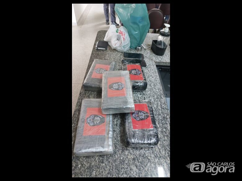 Força Tática apreende mais de 5 kg de pasta base de cocaína - Crédito: SCA