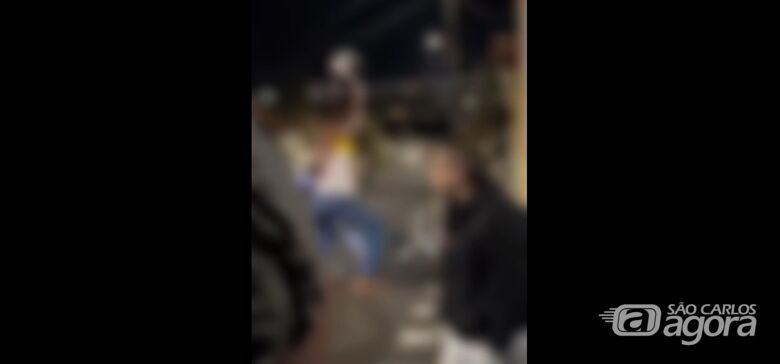 Jovem é agredido por grupo na Vila Nery; vídeo circula nas redes sociais -