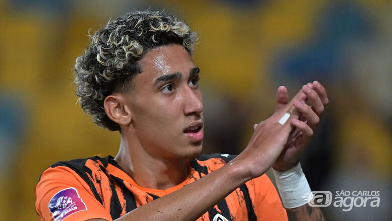 O meia são-carlense Isaque: ele estava no banco e entrou aos 55 minutos para mudar a história do jogo - Crédito: Fotos: Divulgação/ Shakhtar Donetsk