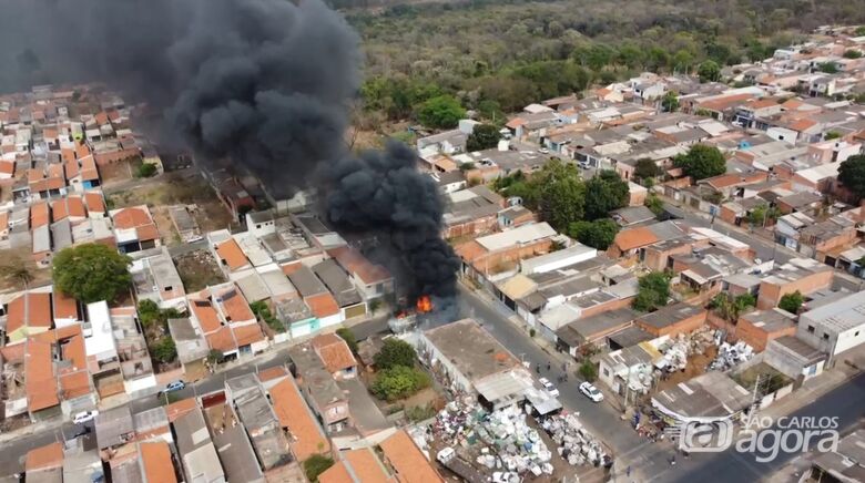 Caminhão pega fogo no Antenor Garcia  - Crédito: Lourival Izaque 