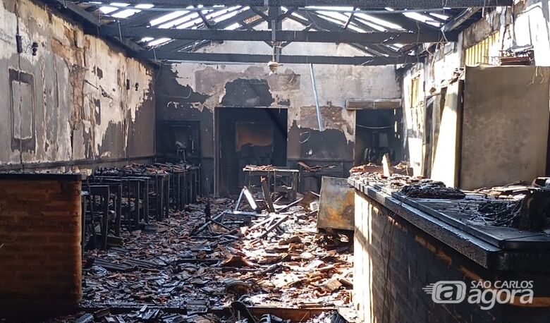 Incêndio consome pizzaria no Centro de Ribeirão Bonito  - Crédito: Defesa Civil