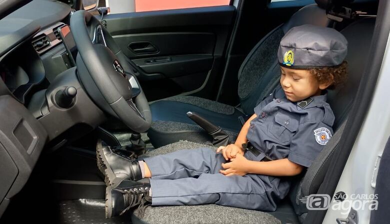 Polícia Militar de Ibaté realiza sonho de menino em aniversário de 4 anos - Crédito: divulgação