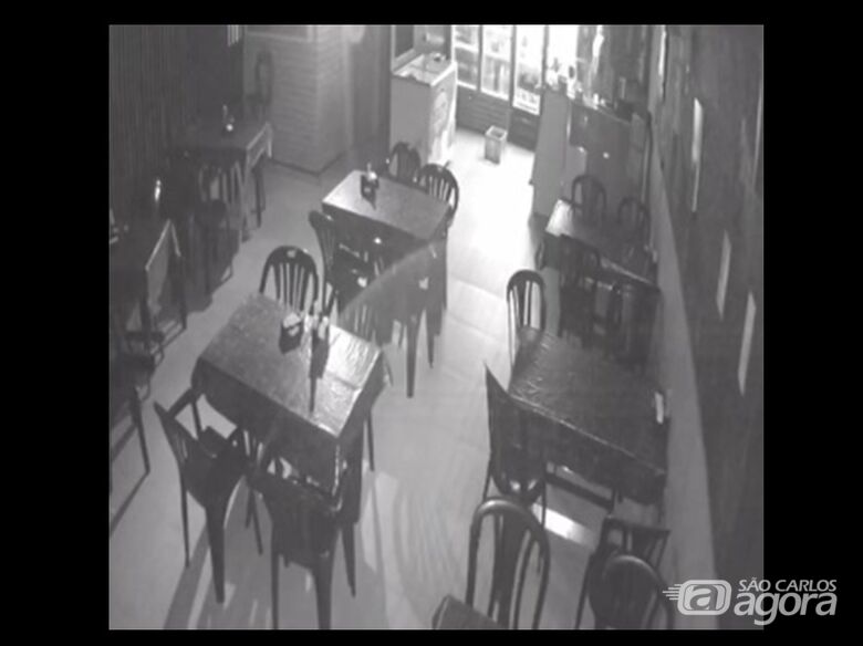 Lanchonete é alvo de furto no Jardim Bicão; veja vídeo -