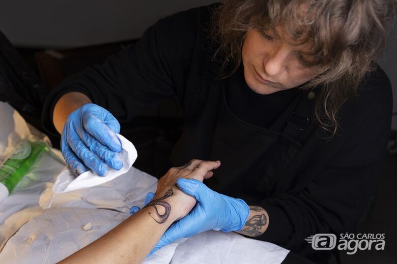 Anvisa suspende suavizante para tatuagem e proíbe solução automotiva - 