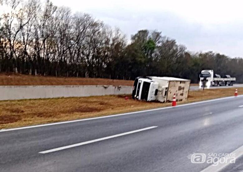 Dois caminhões tombam na Washington Luís - Crédito: SCA
