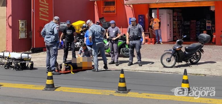 Colisão entre carro e moto deixa mulher ferida no bairro Vila Nery - Crédito: Maycon Maximino