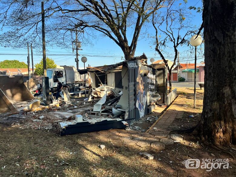Prefeitura demole imóvel irregular com risco de desabamento na Vila Irene -