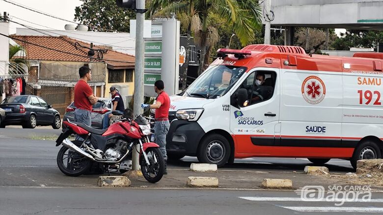 Motoboy sofre acidente após ser atingido por carro na Getúlio Vergas; motorista fugiu do local - Crédito: Maycon Maximino